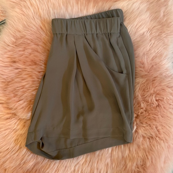 BCBG Max Azria Lightweight Olive Green Shorts with Elastic Waist & Pockets Small - Picture 4 of 11